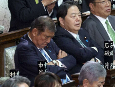 11月11日日本众议院首相指名选举过程中，石破茂被拍到头朝下闭着眼睛，疑似在打打盹儿。图自日媒
