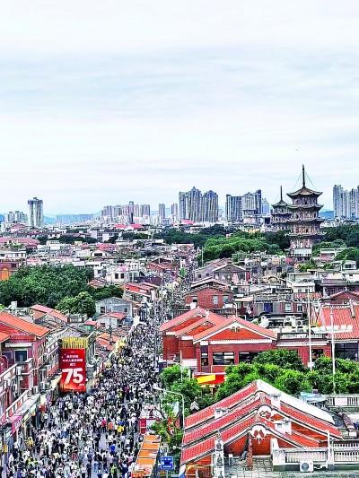 国庆假期，泉州古城西街的热闹场景。泉州市文旅局供图