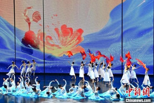 11月13日晚，2024年中国金鸡百花电影节在厦门开幕，图为开场舞蹈《绽放》。中新社记者 张斌 摄