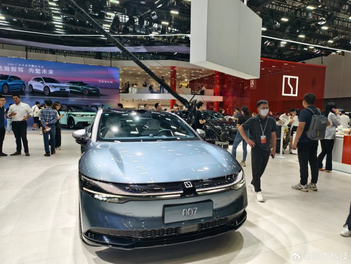 这次极氪展台上带来了全系车辆…-新浪汽车