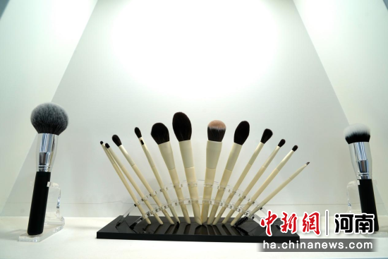 图为展出的化妆刷制品。 夏青华 摄