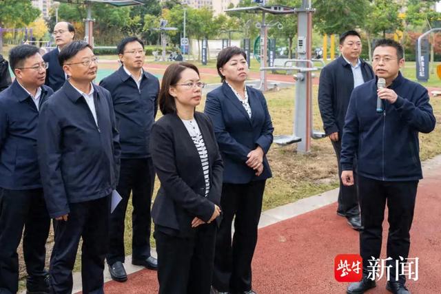 副市长王娟出席并讲话,盐城市水利局党委书记,局长周岚通报农村河道