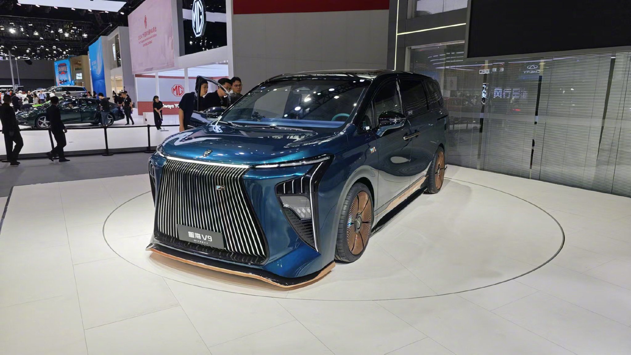 东风风行带来了星海V9 EX共创概念版车型,新车定位于中型MPV…-新浪汽车