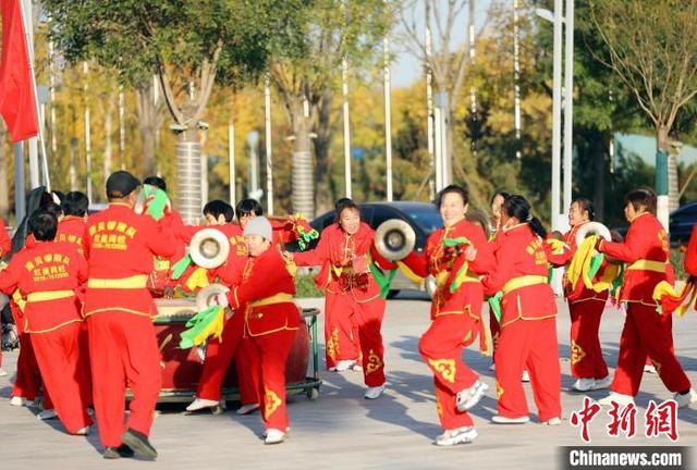 图为乡村运动会现场,锣鼓队表演. 张凯 摄