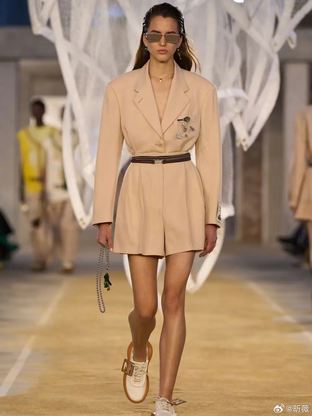 巴黎时装周回顾，LACOSTE S/S 2025 系列以闲适风采为灵感…|巴黎时装周_新浪新闻
