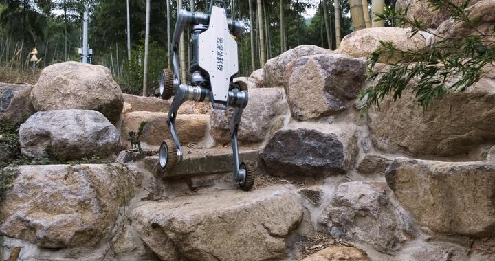 云深处发布“山猫”全地形越野机器人