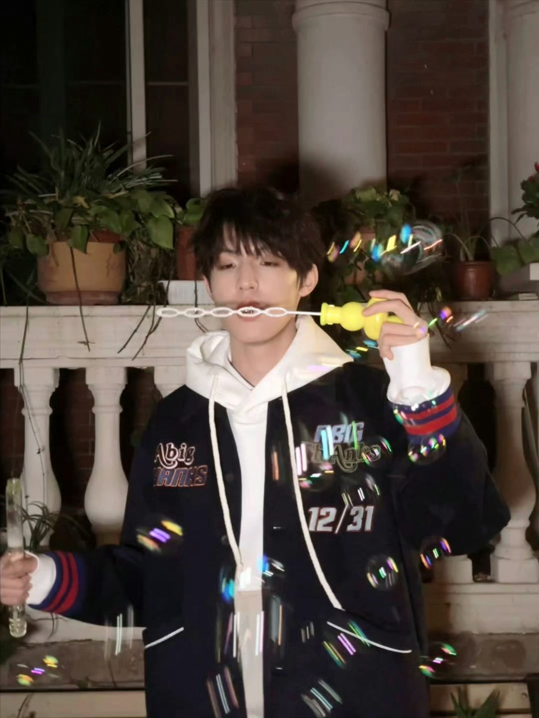 谁这么聪明发明的live @TOP登陆少年-张泽禹 吹泡泡氛围感大片随手就来|张泽禹|live_新浪新闻
