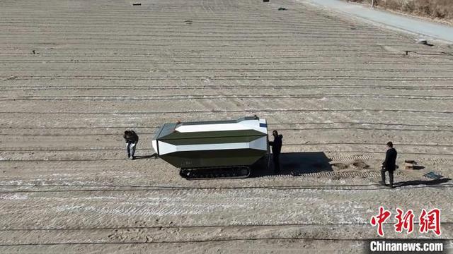 智能机器人依据预设的种植规划路线,准确无误地在沙漠中穿梭.