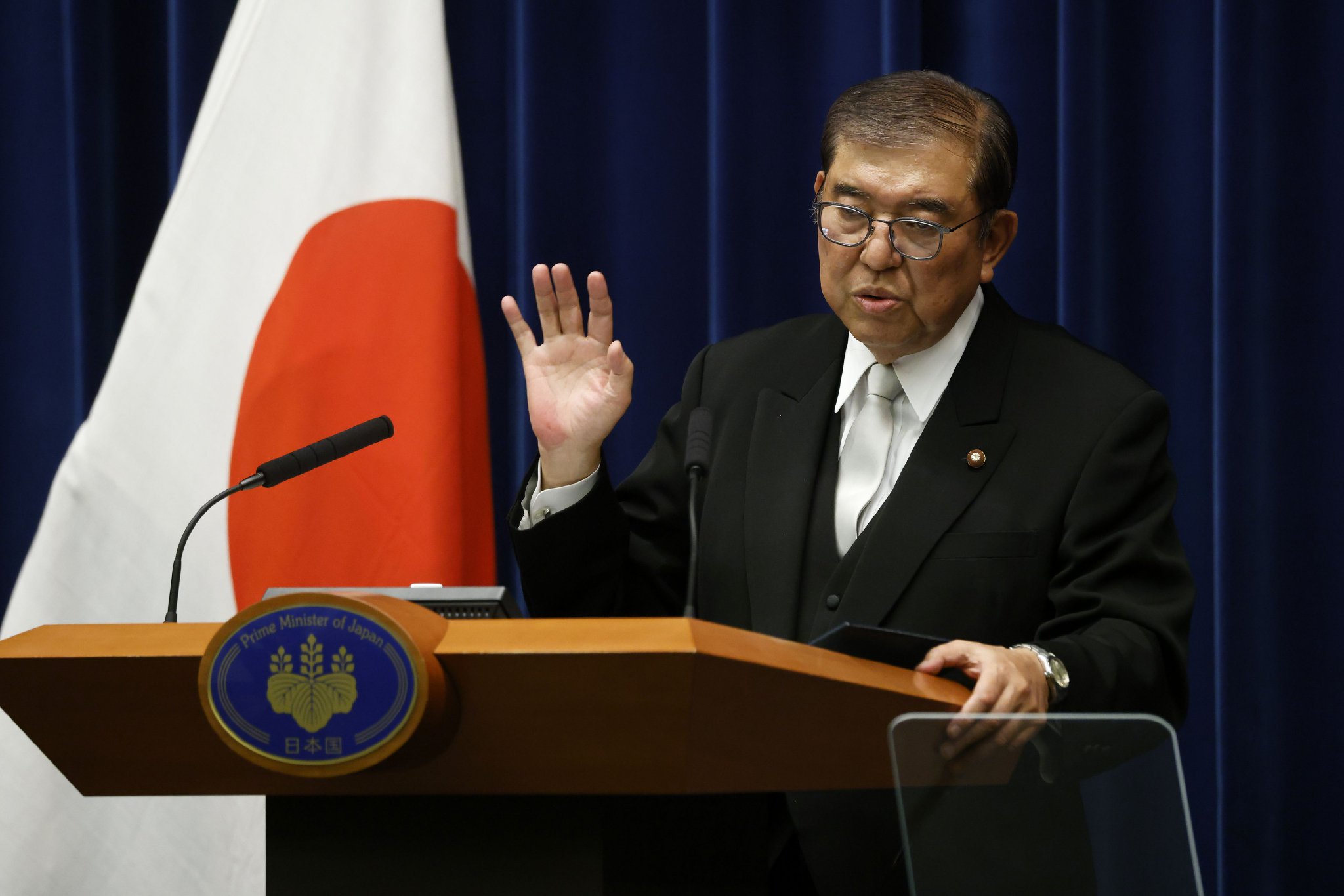 11月11日,日本首相石破茂在日本东京首相官邸出席记者会.
