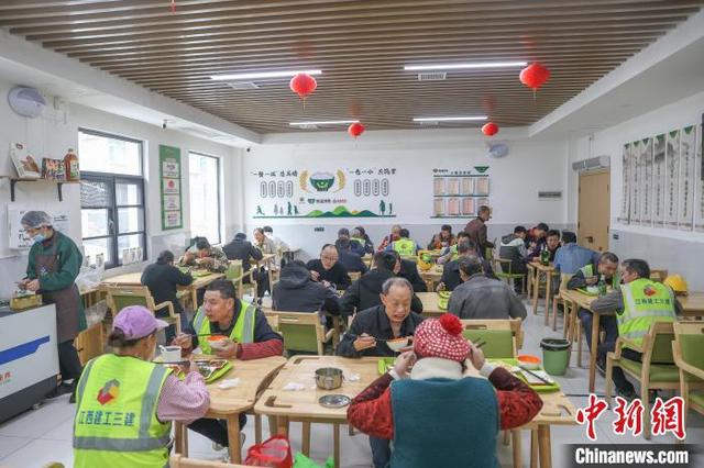 11月21日，江西南昌东湖区，中午饭点时间，众多民众在光明社区幸福食堂内用餐。中新社记者 刘力鑫 摄