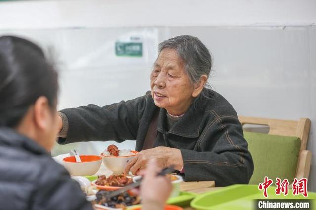 11月21日，江西南昌东湖区，中午饭点时间，一位老年人在光明社区幸福食堂内用餐。中新社记者 刘力鑫 摄