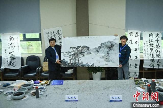 图为两岸书画家共同作画后与作品合影留念。中新社记者 刘忠俊 摄