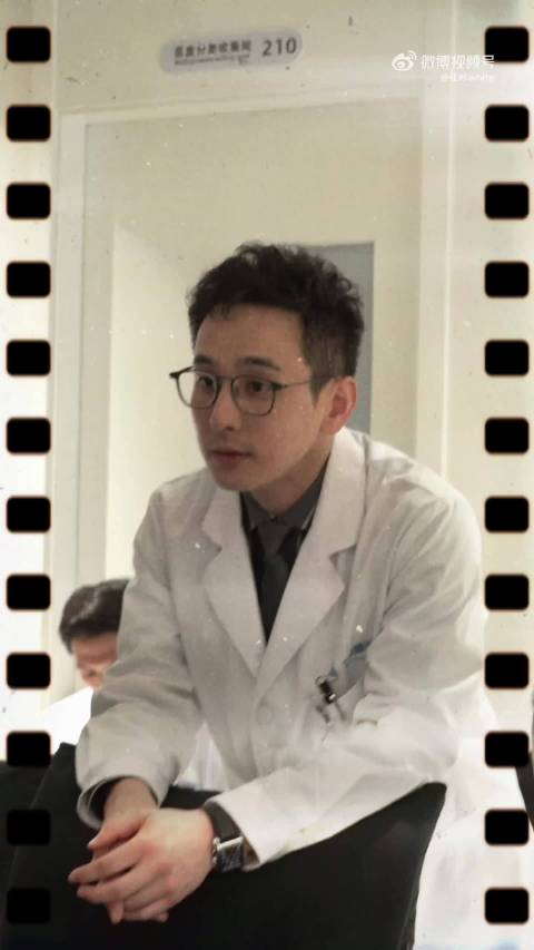 任彬饰演的小胡在《好东西》中别具魅力,爱情里的逃避与挣扎,似受伤困兽|坏东西|影片|看点|迷宫|星火_新浪新闻