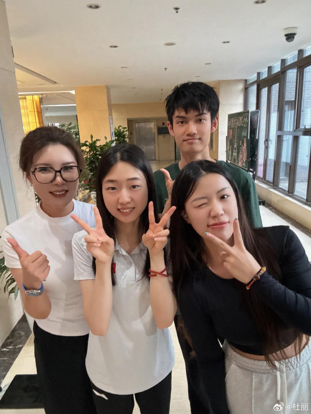 杜丽(左)与杨倩,黄雨婷,盛李豪合影