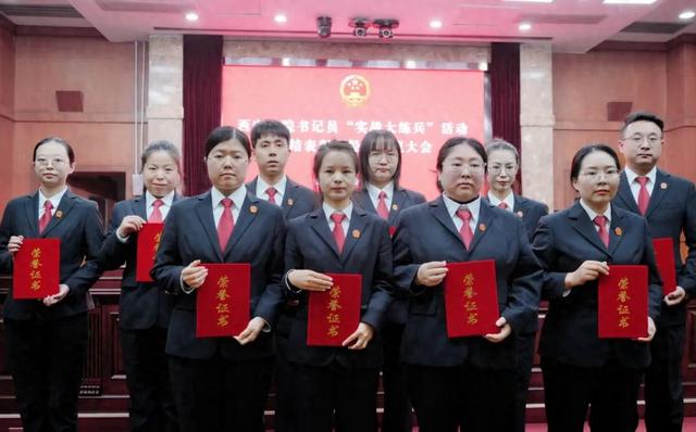 说……仝亚楠2017年进入鄠邑法院,一直在综合审判庭担任书记员工作,曾
