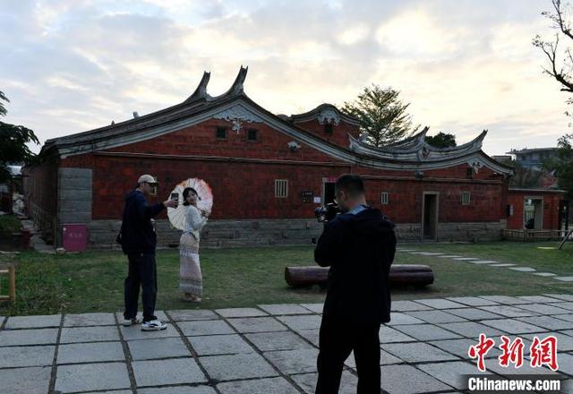 11月22日，游客在福建晋江梧林村拍照、游览。中新社记者 吕明 摄