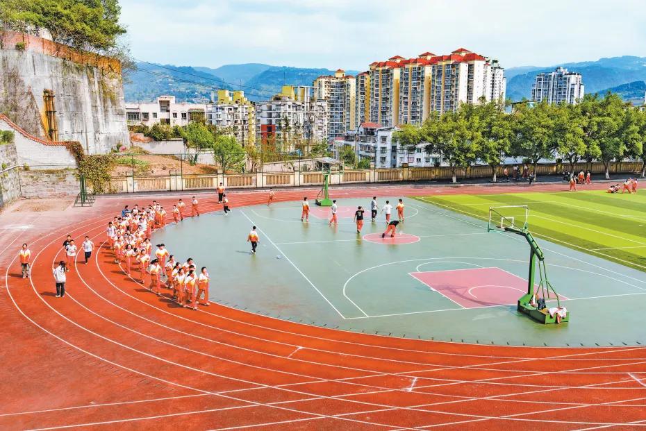 涪陵区浙涪友谊学校，学生们在操场上锻炼身体。（资料图）李雨恒 摄/视觉重庆