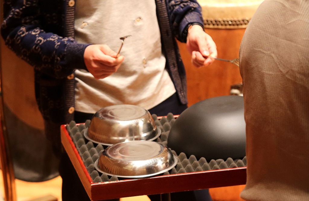 《中国厨房》用到的打击乐器：盆和叉