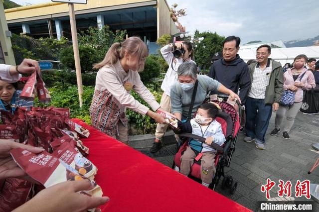 图为香港海洋公园为庆祝大熊猫龙凤胎“百日”，向游客限量派发猪脚姜醋。中新网记者 陈永诺 摄