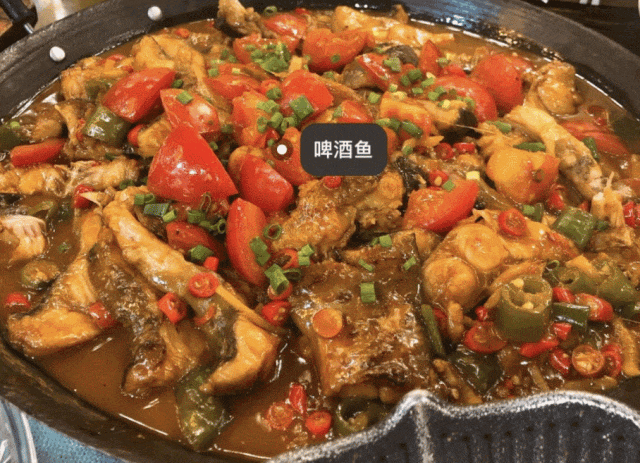 被啤酒“微醺”过的鱼肉质鲜嫩、皮黄汁浓、微辣可口。网友@09:00供图。