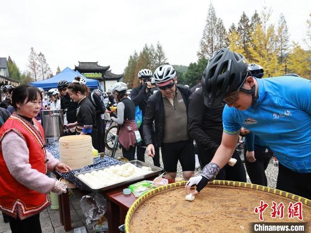 骑手体验畲族特色美食。张卉 摄