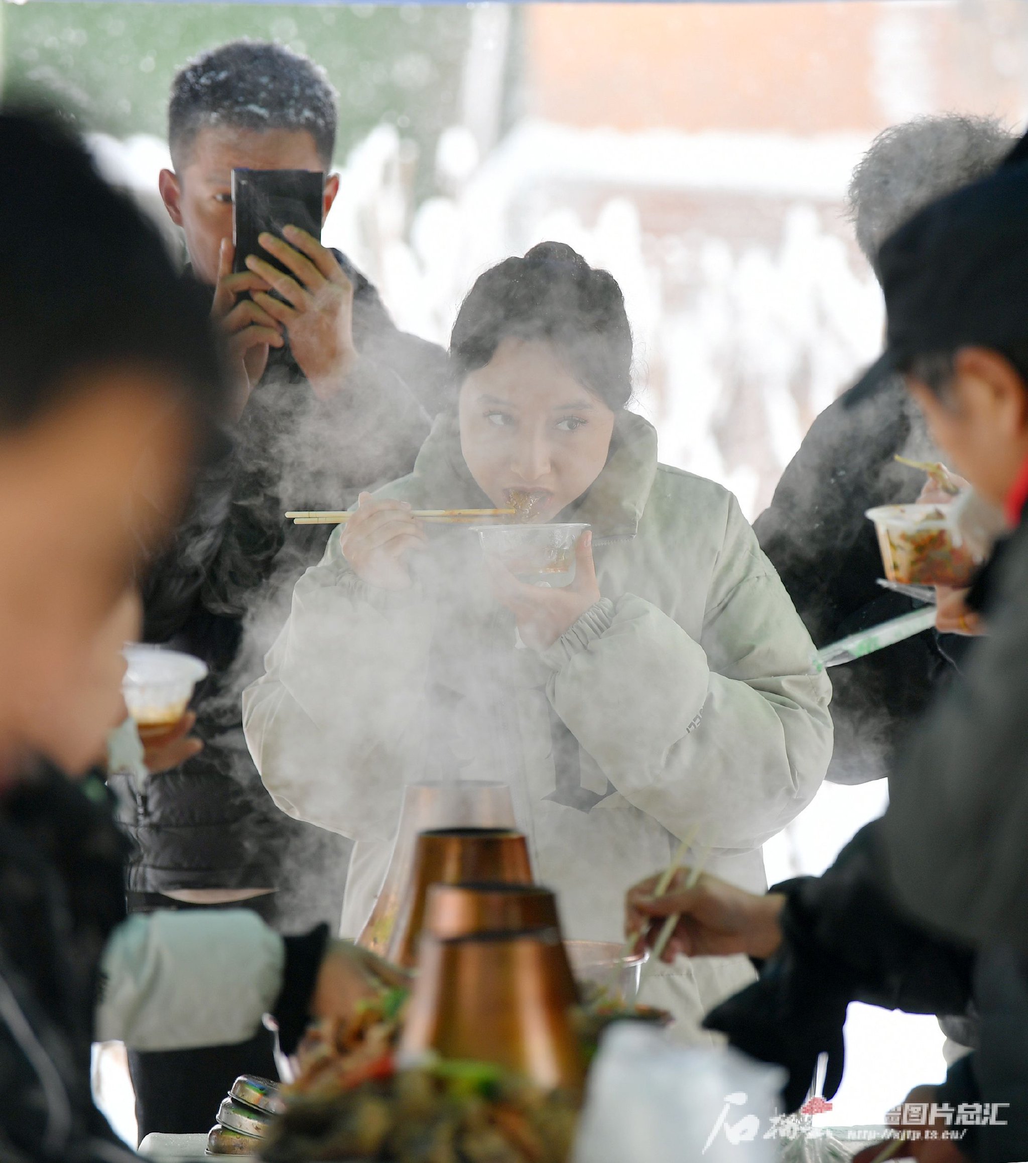 11月23日，市民在活动现场品尝土火锅。