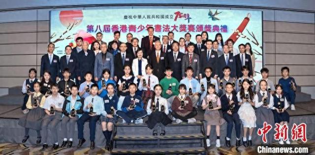 图为主礼嘉宾与获奖学生代表合影。主办方供图