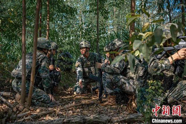 图为武警官兵正在制定作战计划。管健龙 摄