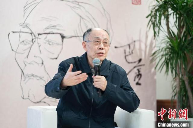 文学史家,上海文史馆馆员,上海巴金文学研究会副会长陈子善向观众讲述