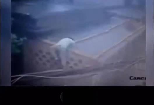 当年最好笑的视频:学生为了翻墙上网,好几次掉进了厕所!_新浪新闻