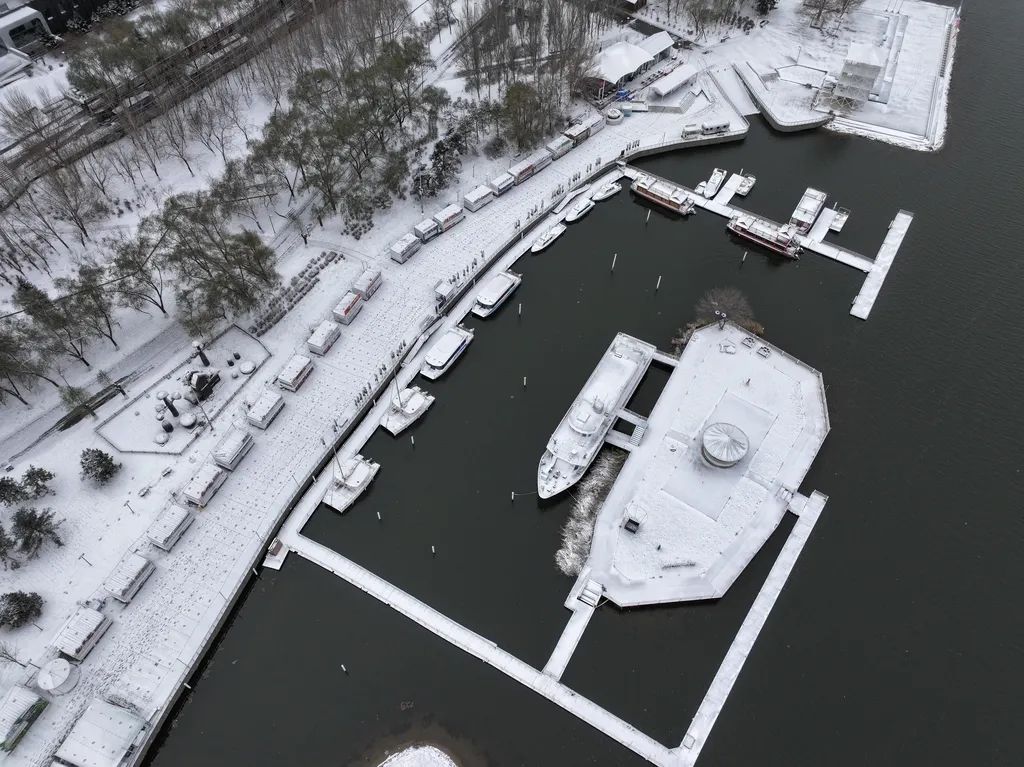 2024年11月26日，辽宁沈阳，如约而至沈阳迎来今年入冬的初雪，一觉醒来沈阳银装素裹。