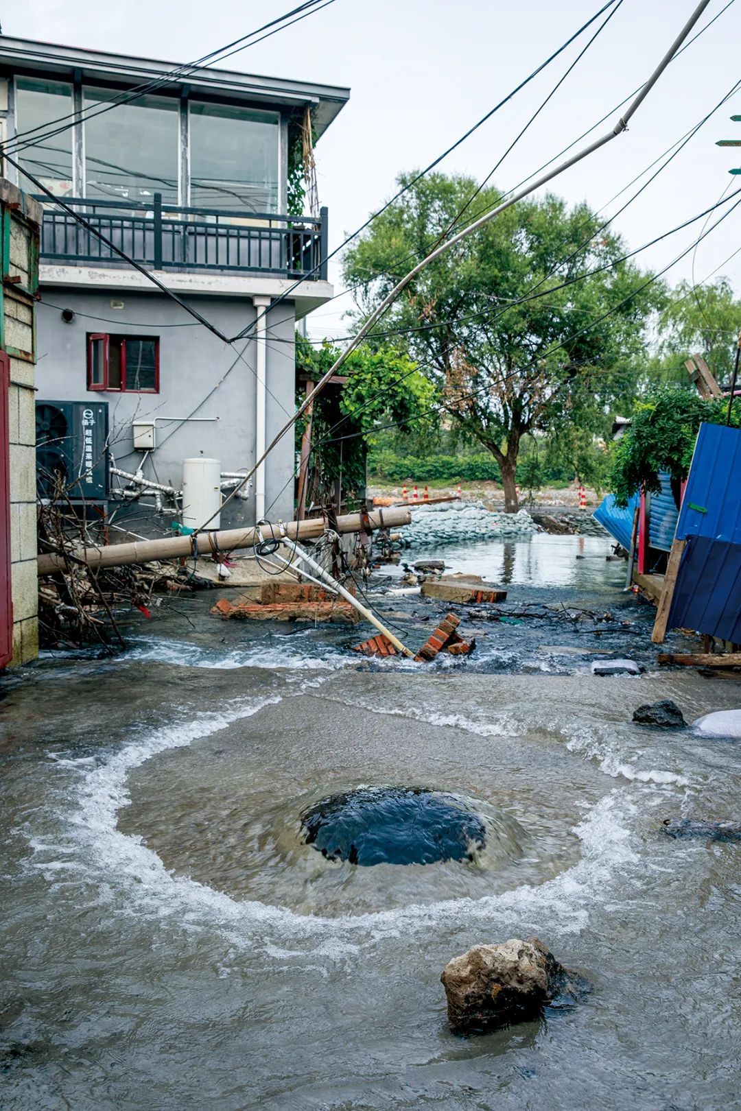 2023年8月26日，门头沟地区，水灾过去一个多月后的景象。车与房屋属于个人的财产保险类别。（摄影：王晓东）