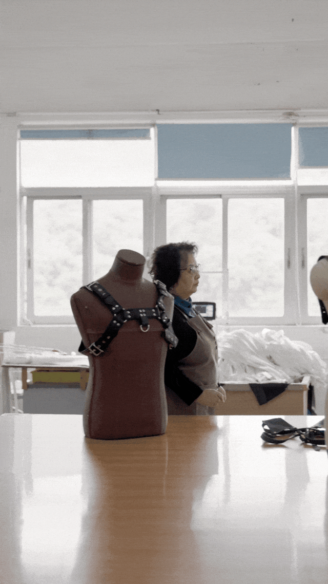 在工作室的丽莎/ 图源：一条