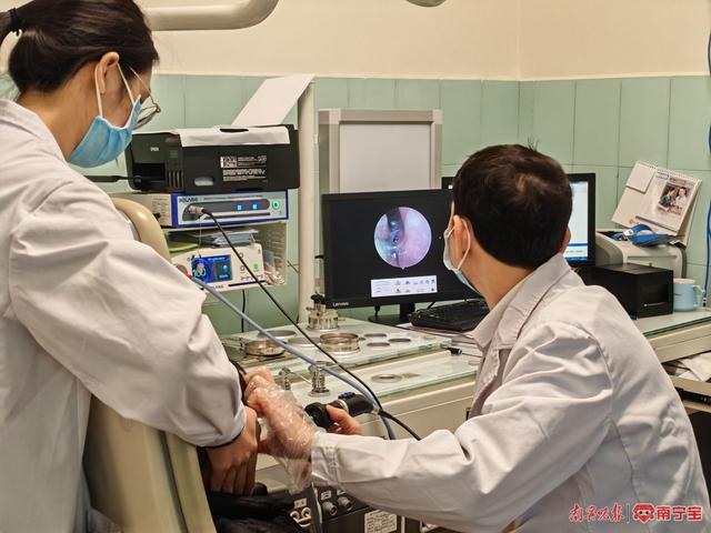 农绍志为患者做鼻内镜检查