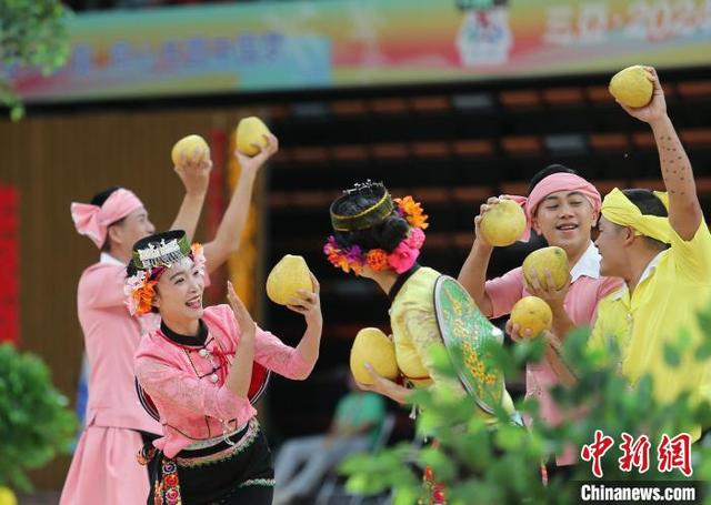 图为《柚子飘香》道具使用真柚子。黄兴鸿 摄