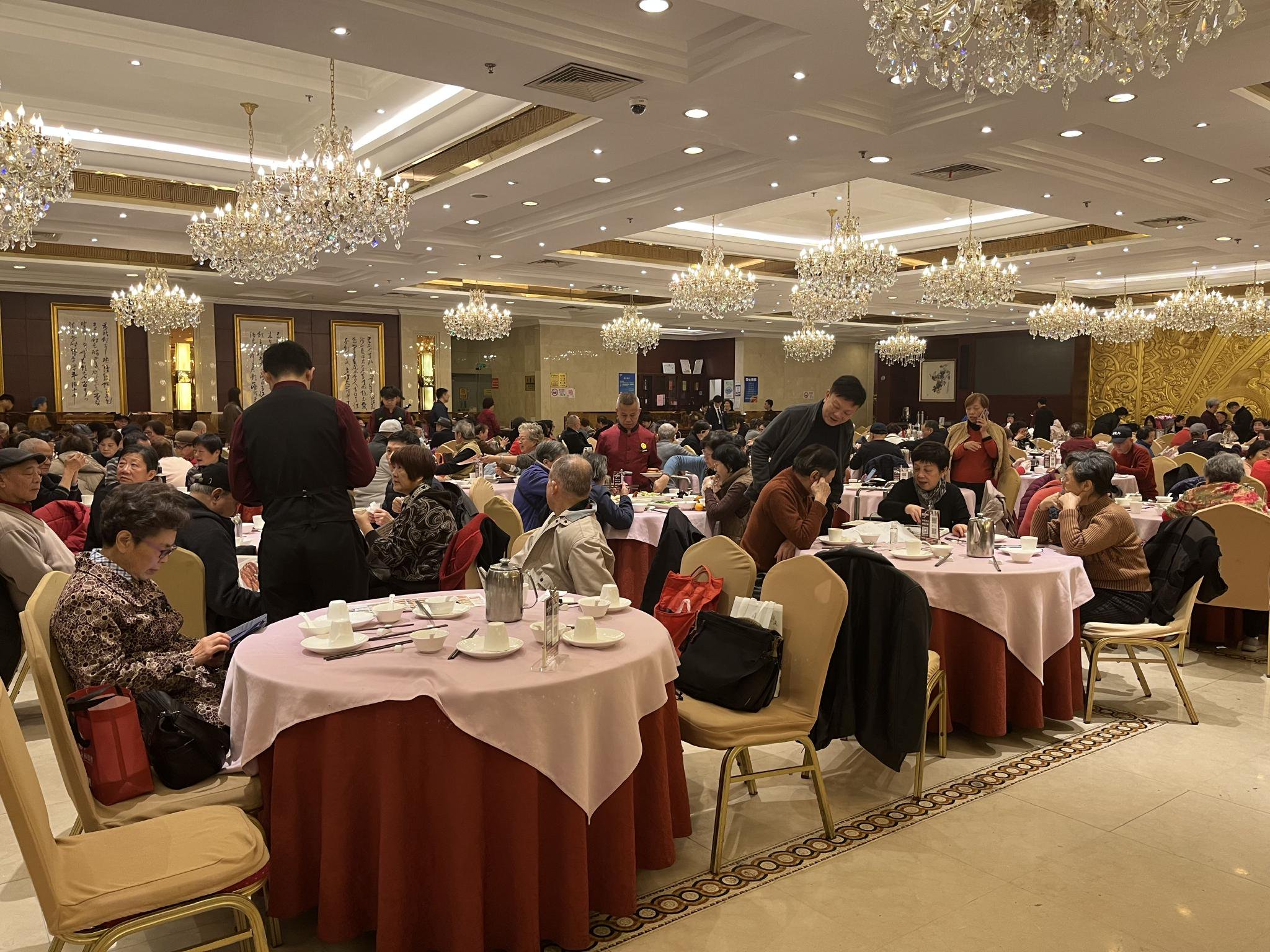 11月29日中午,顺风大酒店第一百货店大堂满座