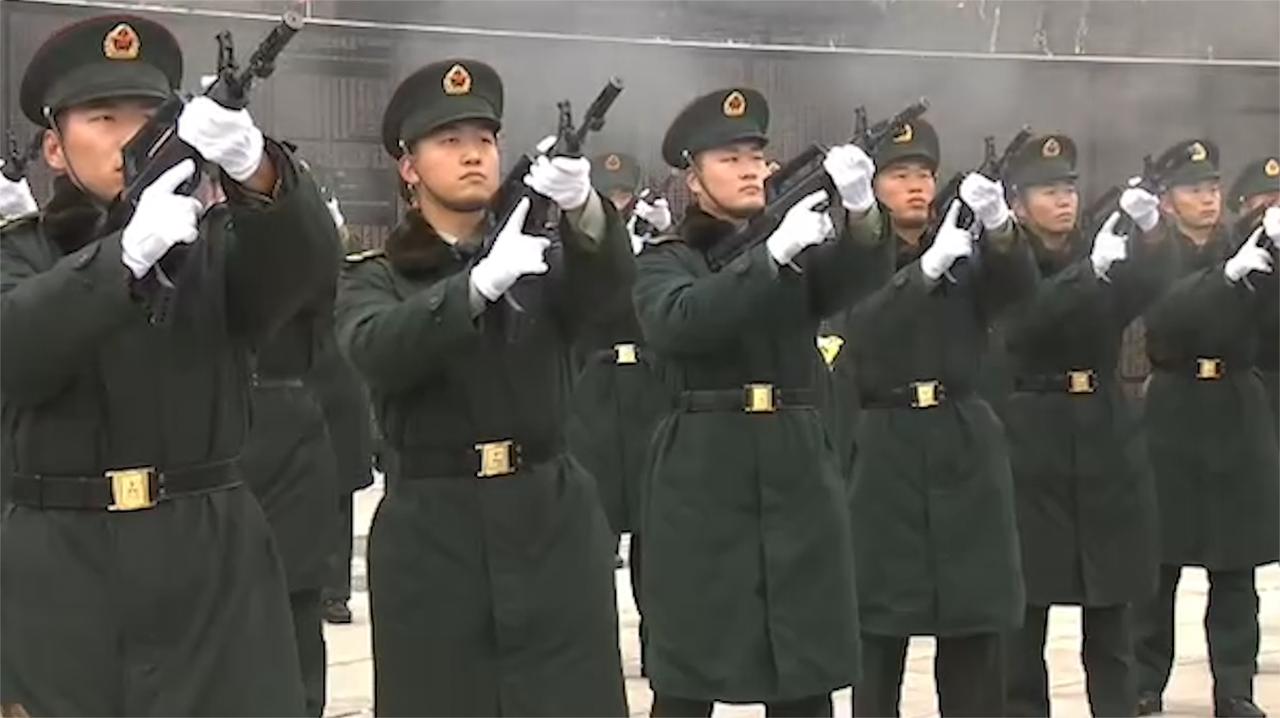 英雄安息！43位志愿军烈士在沈阳安葬，礼兵鸣枪12响致敬_新浪新闻
