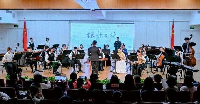 香港竹韵小集与中国音乐学院国乐系、附中合奏《粤韵同行》。香港驻京办供图