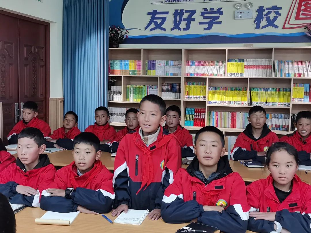 在西藏拉萨阿里河北完全中学，初一2班44名学生在线同步听课。邸庆浩 摄