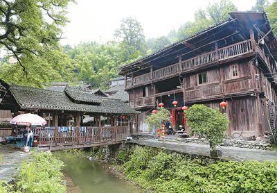 寨内的古民居“杨显周宅”和一旁的风雨桥。李长华摄