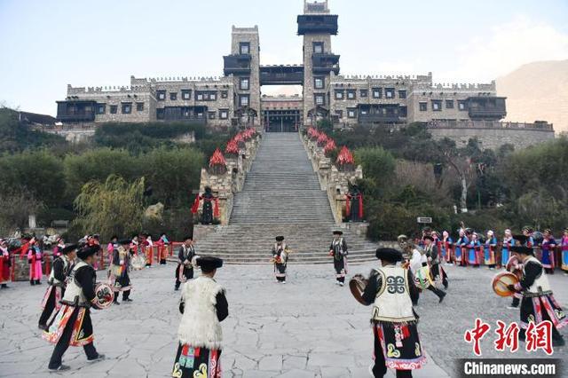 图为开城门仪式现场的羊皮鼓舞展演。中新社记者 张浪 摄