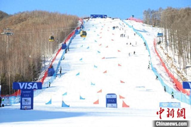 图为正在美林谷滑雪场举行的2024至2025赛季国际雪联单板滑雪平行大
