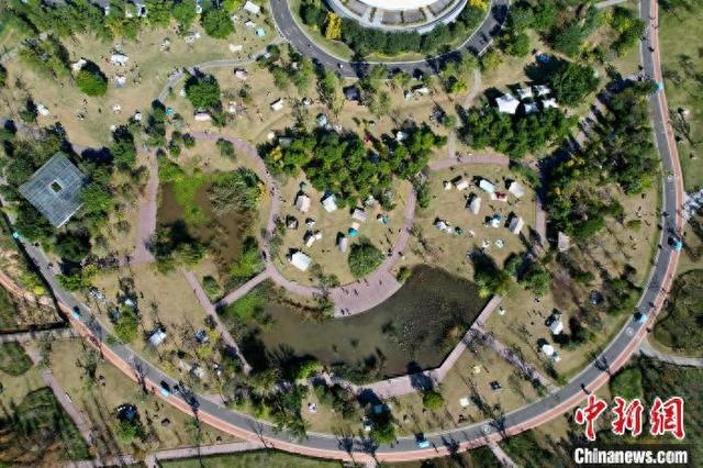 福建福州:市民户外享受冬日暖阳