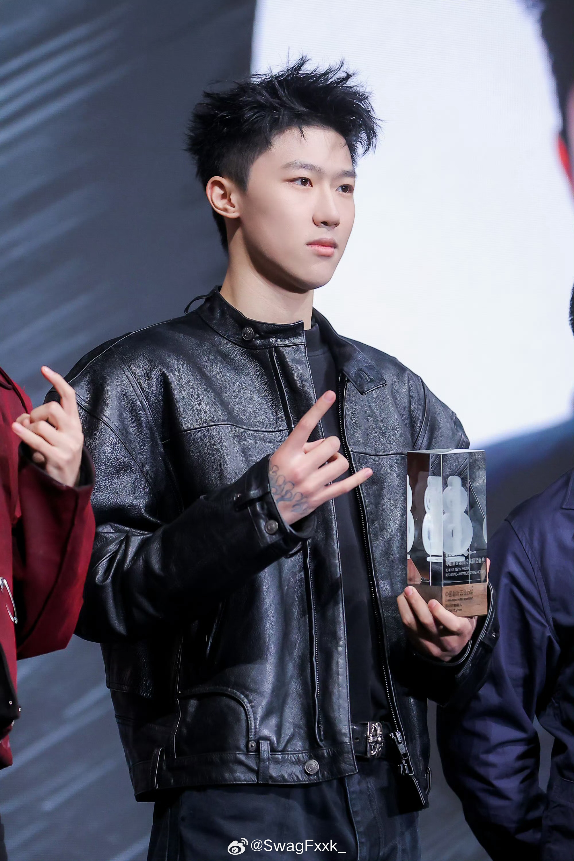 史宗伦、Rapeter、Hanji拿下2024最佳说唱新人！|说唱_新浪新闻