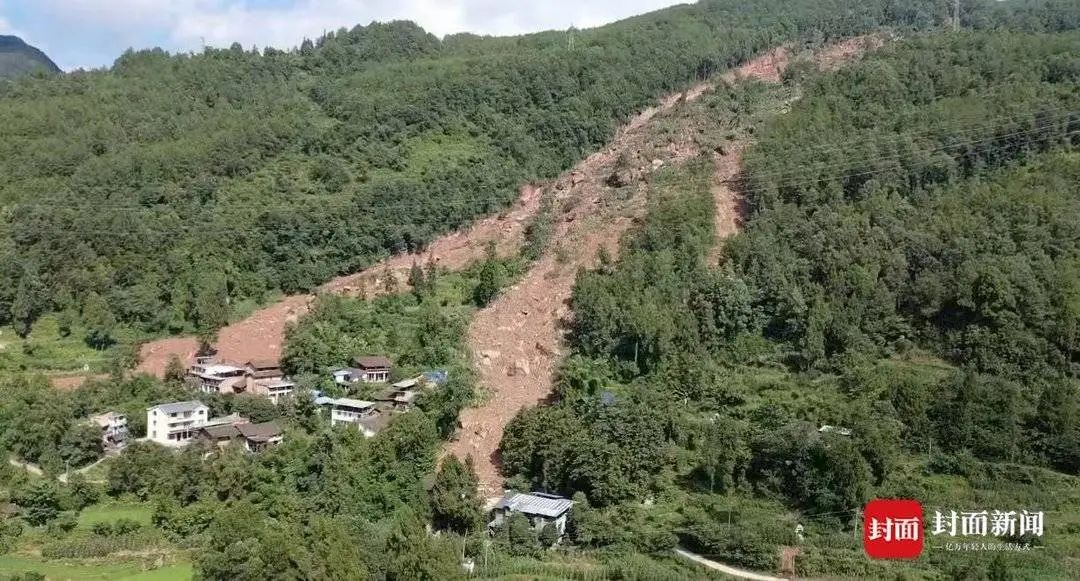 山体滑坡现场（罗轩摄）