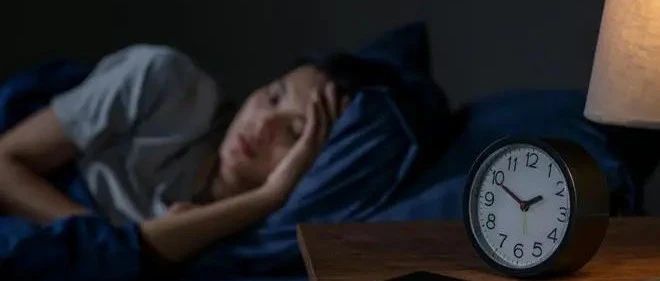 冲上热搜!这样睡觉要不得,危害等同于熬夜|熬夜_新浪新闻