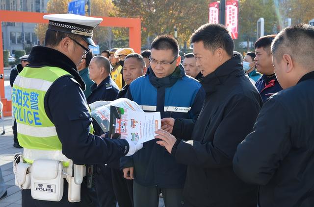 荥阳交警在辖区吾悦广场开展交通安全宣传活动，向市民发放交通安全宣传品。