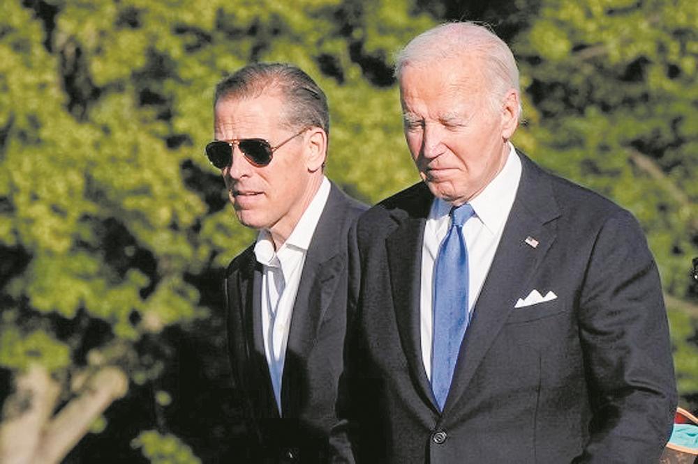 美国总统约瑟夫·拜登与儿子亨特·拜登(左)