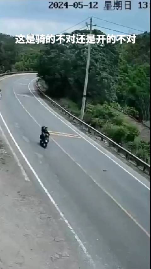 交通事故案例警示!轿车实线变道超车撞上摩托车,被撞者腾空飞起后坠落倒地|交通法规|汽车视频|交通事故_新浪新闻