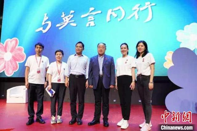 基金管委会成员与莫言合影,左起分别为叶飞,王跃春,王振,莫言,张碧波